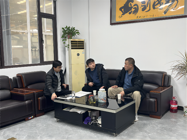 周经理与前来考察合作的客户沟通午夜成人在线观看方案