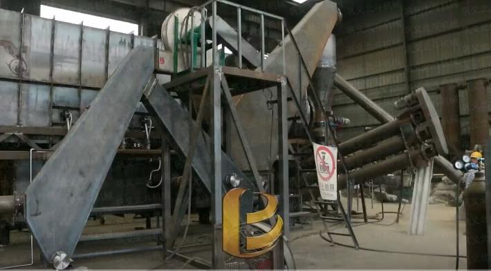 无烟连续式木屑午夜成人在线观看加工木炭的生产现场