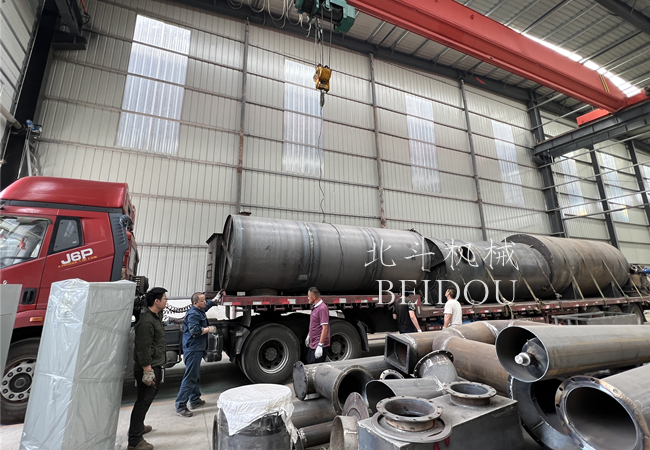 环保节能型木屑午夜成人在线观看完成装车,启航发往湖北