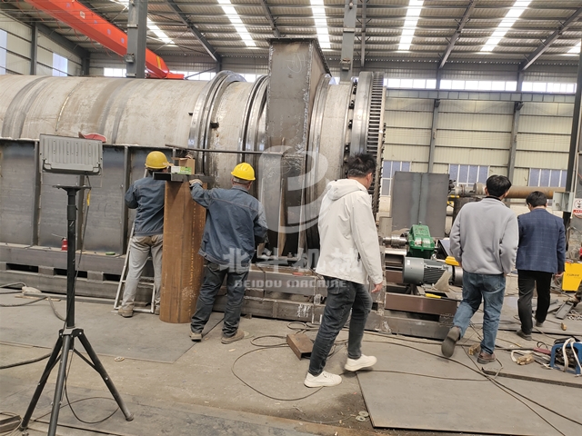 广东客户带着浓厚的兴趣深入考察锯末午夜成人在线观看制造车间