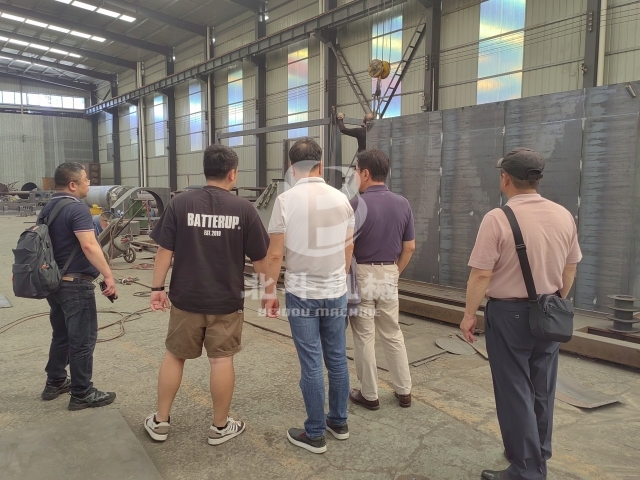 张经理带领韩国客户参观午夜成人在线观看制造并探讨合作机会