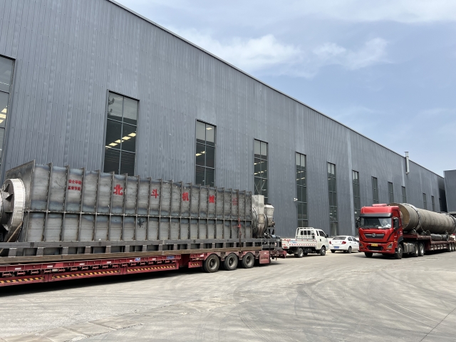 四辆挂车满载烘干机、午夜成人在线观看设备及零部件奔赴客户